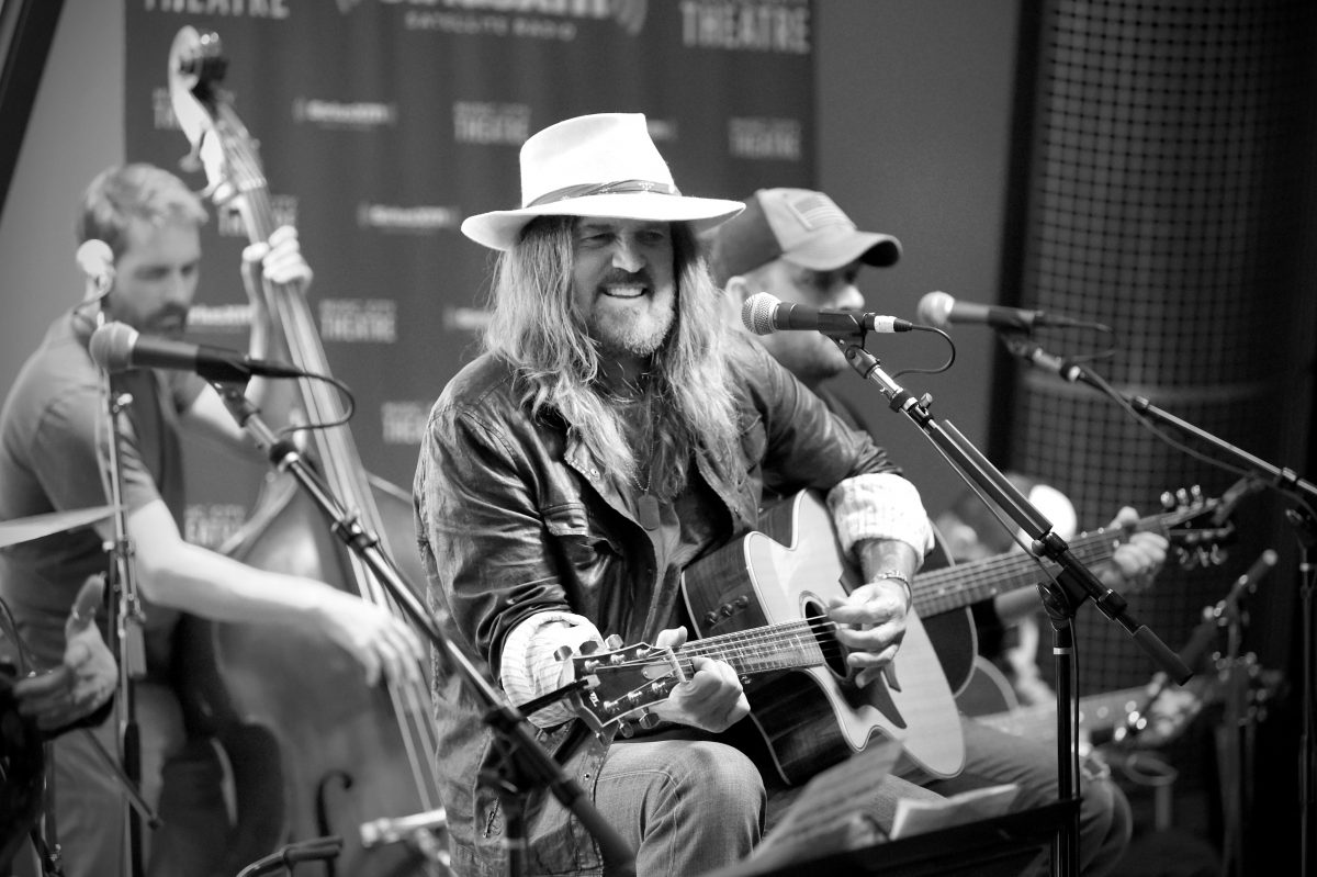 Billy Ray Cyrus singing