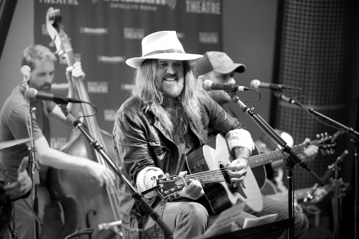 Billy Ray Cyrus singing