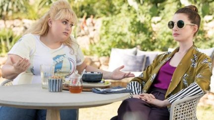 Anne Hathaway as Josephine and Rebel Wilson as Lonnie in The Hustle (2019)