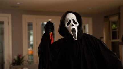 Ghostface wielding a knife in 'Scream'