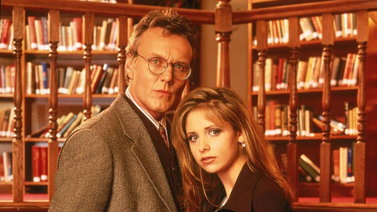 Anthony Stewart Head and Sarah Michelle Gellar in Buffy the Vampire Slayer.