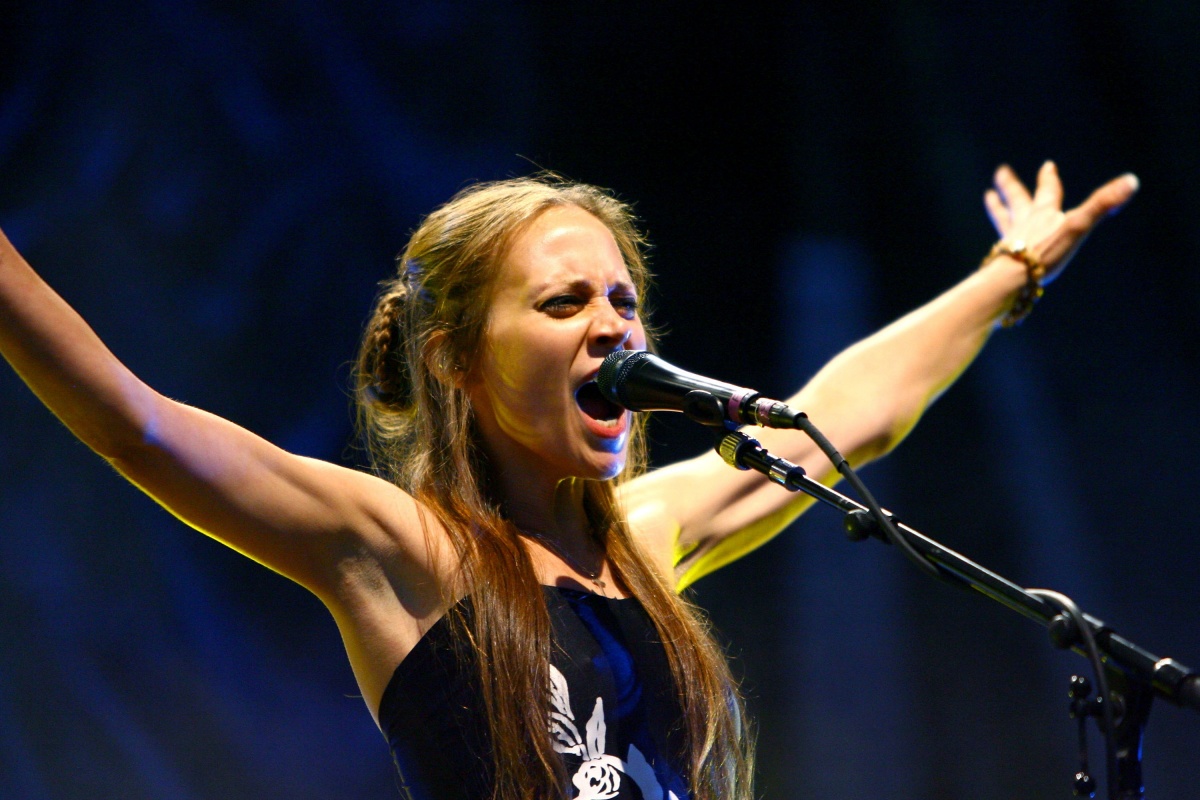 Musician Fiona Apple performs live with Nickel Creek at Rumsey Playfield in Central Park August 14, 2007 in New York City. (Photo by Scott Wintrow/Getty Images)