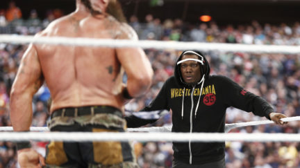 Michael Che getting beat up