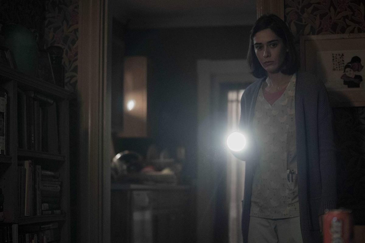 Annie Wilkes shines a flashlight