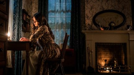 Hailee Steinfeld in Dickinson (2019)