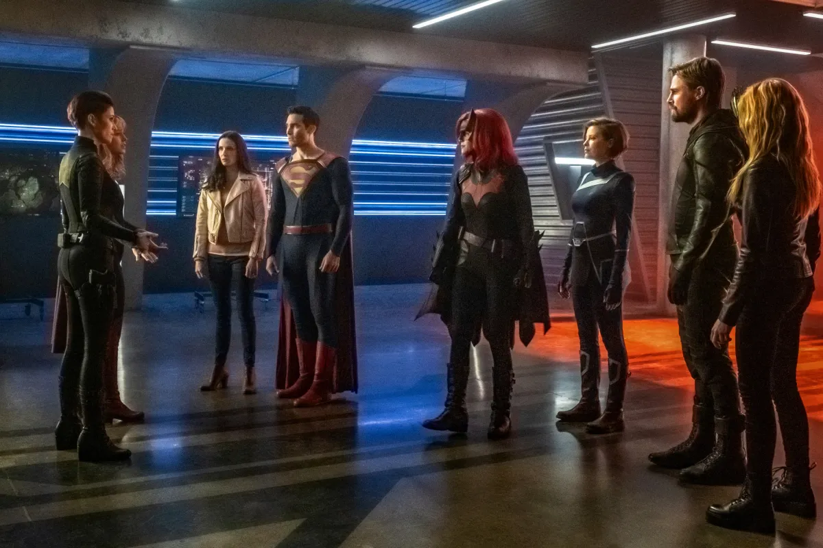 Supergirl -- "Crisis on Infinite Earths: Part One" -- Image Number: SPG509b_0123r.jpg -- Pictured (L-R): Chyler Leigh as Alex Danvers, Melissa Benoist as Kara/Supergirl, Elizabeth Tulloch as Lois Lane, Tyler Hoechlin as Clark Kent/Superman, Ruby Rose as Kate Kane/Batwoman, Audrey Marie Anderson as Harbinger, Stephen Amell as Oliver Queen/Green Arrow and Katherine McNamara as Mia -- Photo: Katie Yu/The CW -- © 2019 The CW Network, LLC. All Rights Reserved.
