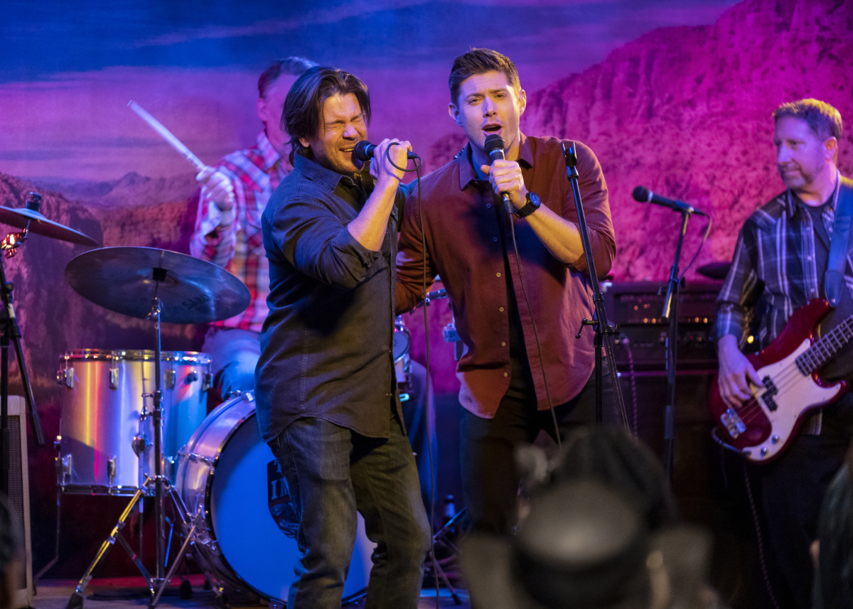 Supernatural -- "Last Call" -- Image Number: SN1507b_0181b.jpg -- Pictured (L-R): Christian Kane as Lee Webb and Jensen Ackles as Dean -- Photo: Michael Courtney/The CW -- © 2019 The CW Network, LLC. All Rights Reserved.