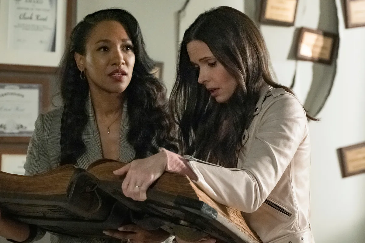 Batwoman -- "Crisis on Infinite Earths: Part Two" -- Image Number: BWN108d_0165.jpg -- Pictured (L-R): Candice Patton as Iris West-Allen and Bitsie Tulloch as Lois Lane -- Photo: Katie Yu/The CW -- © 2019 The CW Network, LLC. All Rights Reserved.