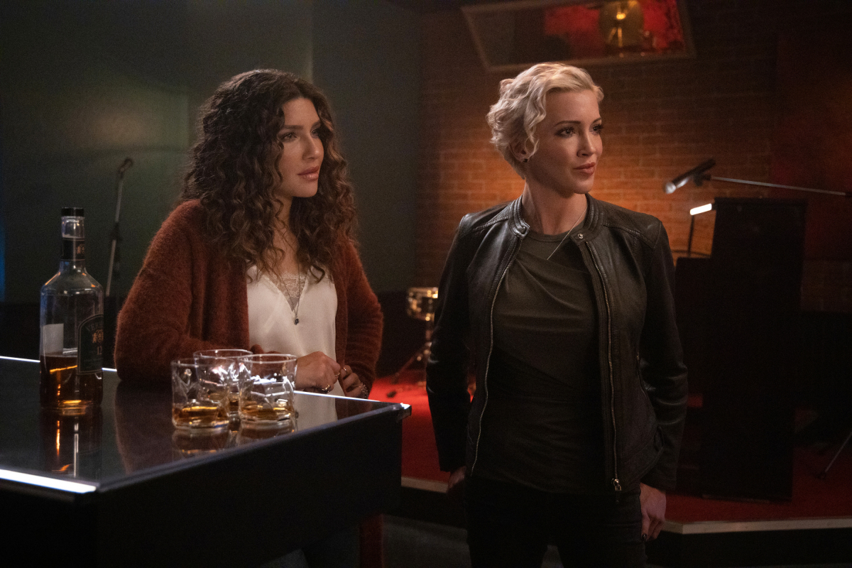 Arrow -- "Green Arrow & The Canaries" -- Image Number: AR809e_0683r.jpg -- Pictured (L-R): Juliana Harkavy as Dinah Drake/Black Canary and Katie Cassidy as Laurel Lance/Black Siren -- Photo: Jack Rowand/The CW -- © 2020 The CW Network, LLC. All Rights Reserved.