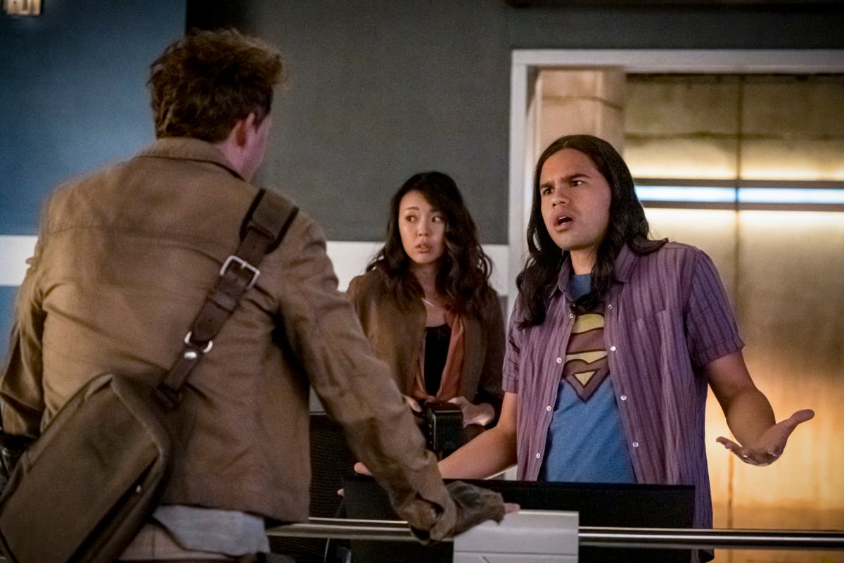 The Flash -- "Marathon" -- Image Number: FLA610a_0171b.jpg -- Pictured (L-R): Tom Cavanagh as Nash Wells, Victoria Park as Kamilla and Carlos Valdes as Cisco Ramon -- Photo: Katie Yu/The CW -- © 2020 The CW Network, LLC. All Rights Reserved.