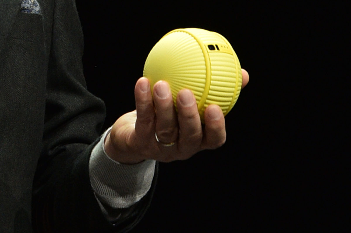 samsung presents ballie at CES 2020