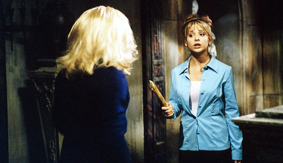 Sarah Michelle Gellar and Julie Benz in Buffy the Vampire Slayer (1997)