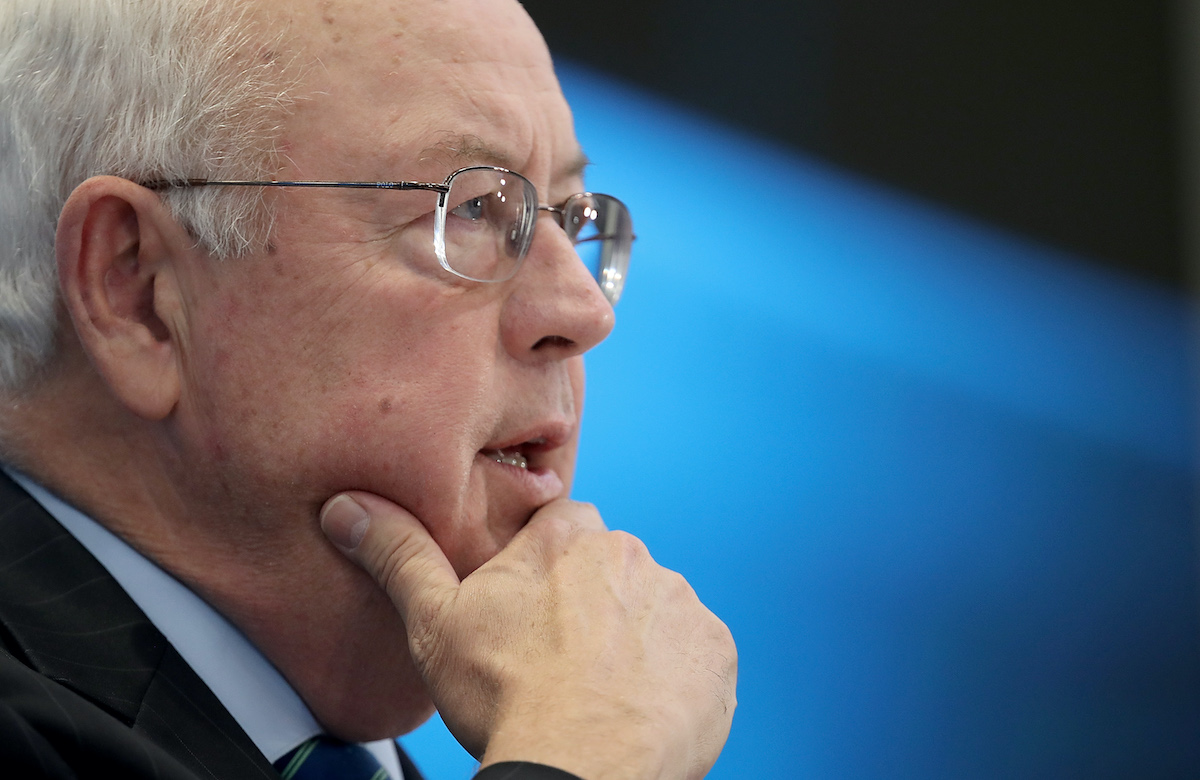 Ken Starr rests his hand in his chin.