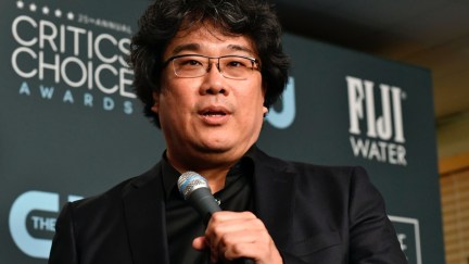 SANTA MONICA, CALIFORNIA - JANUARY 12: Bong Joon-ho poses in the press room with the award for Best Director for 'Parasite' during the 25th Annual Critics' Choice Awards at Barker Hangar on January 12, 2020 in Santa Monica, California. (Photo by Frazer Harrison/Getty Images)