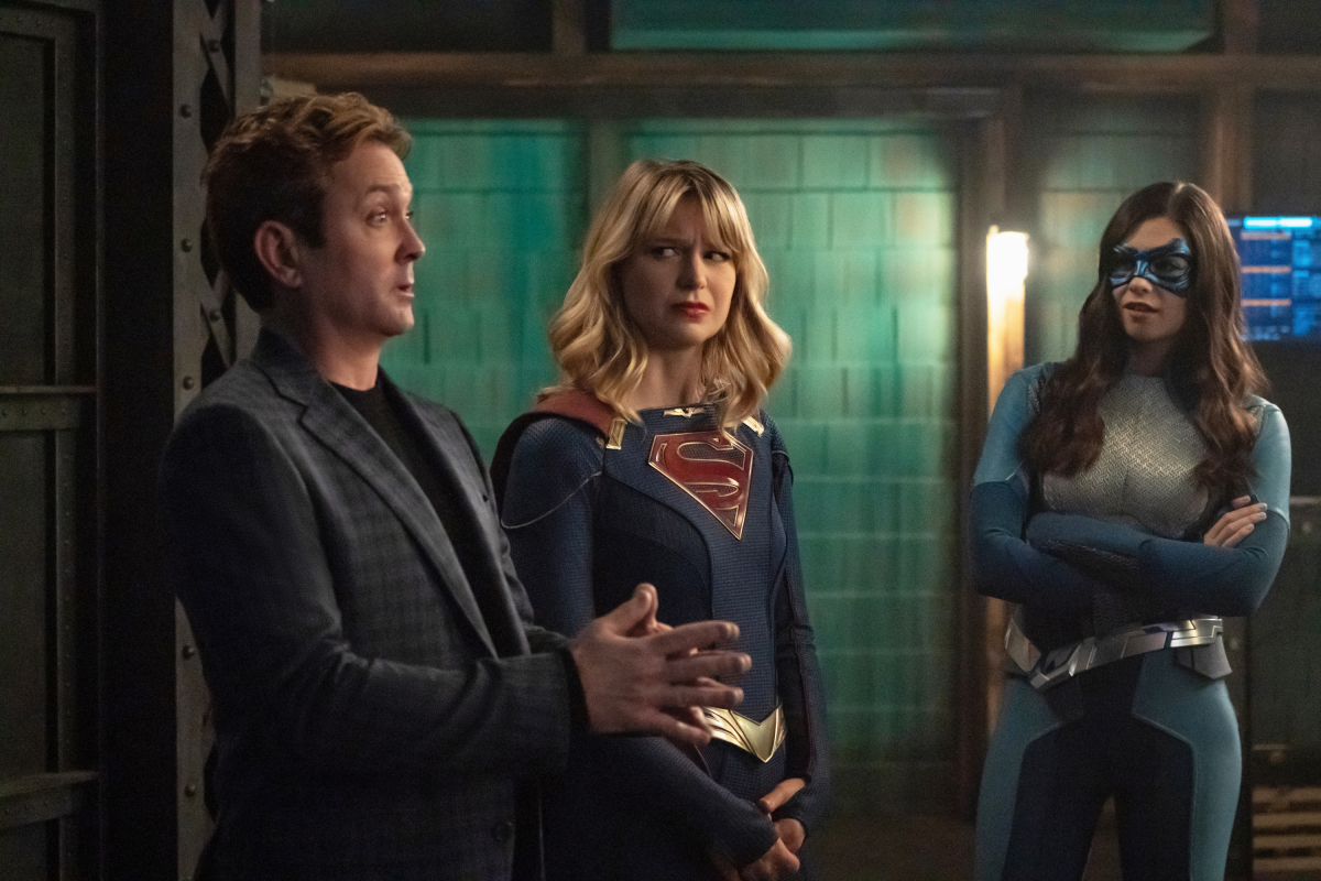 Supergirl -- "ItÕs a Super Life" -- Image Number: SPG513a_0191r.jpg -- Pictured (L-R): Thomas Lennon as Mxyzptlk, Melissa Benoist as Kara/Supergirl and Nicole Maines as Nia Nal/Dreamer -- Photo: Katie Yu/The CW -- © 2020 The CW Network, LLC. All rights reserved.