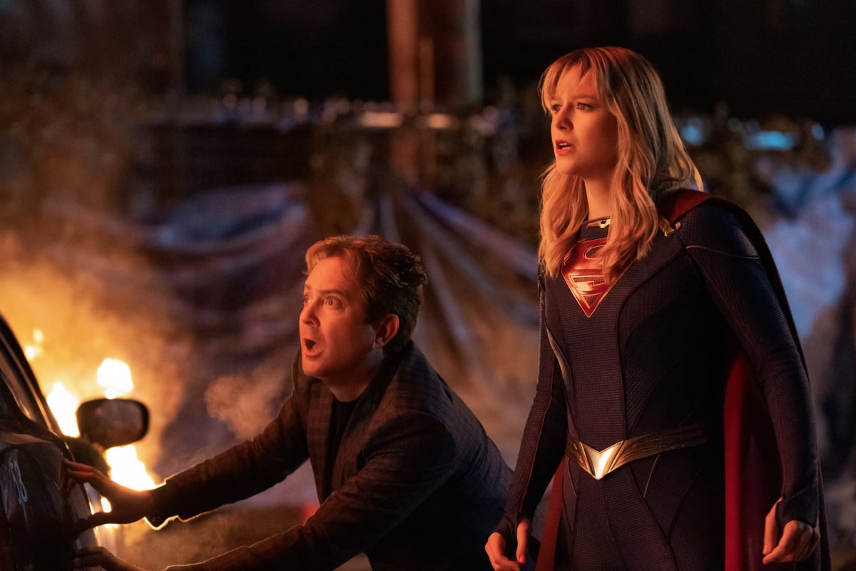 Supergirl -- "ItÕs a Super Life" -- Image Number: SPG513b_0224r.jpg -- Pictured (L-R): Thomas Lennon as Mxyzptlk and Melissa Benoist as Kara/Supergirl -- Photo: Katie Yu/The CW -- © 2020 The CW Network, LLC. All rights reserved.