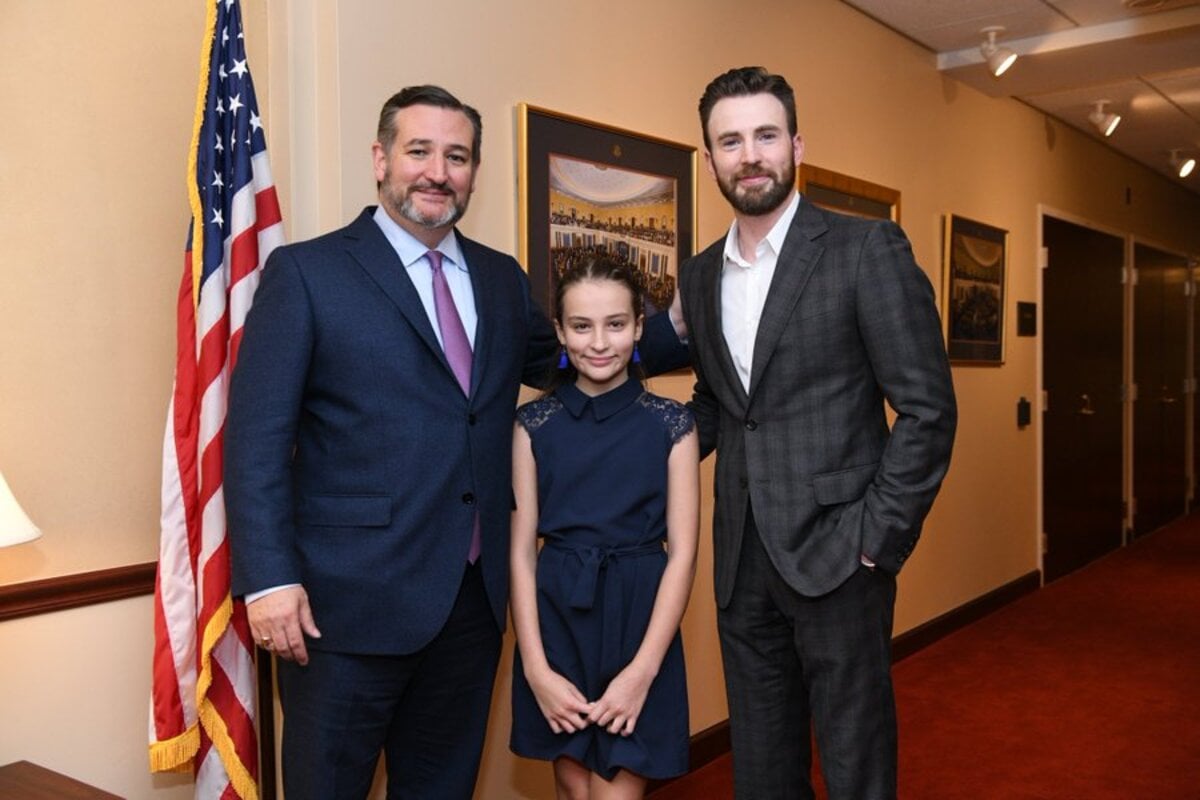 chris evans poses with ted cruz and his daughter in congress