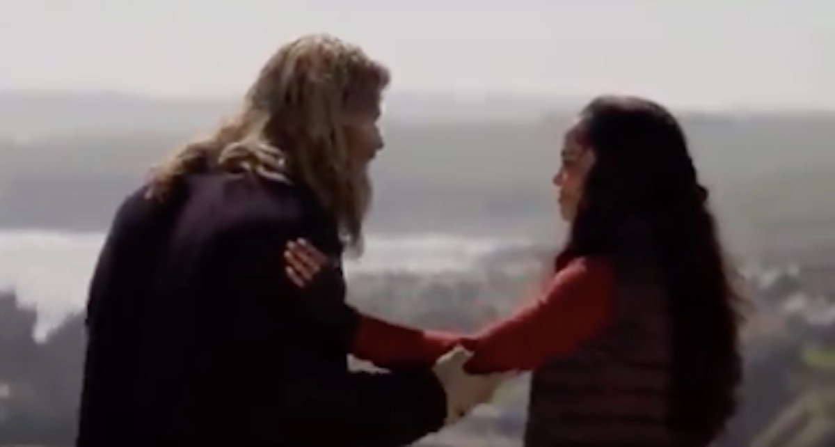 Thor tries to kiss Valkyrie in Avengers: Endgame