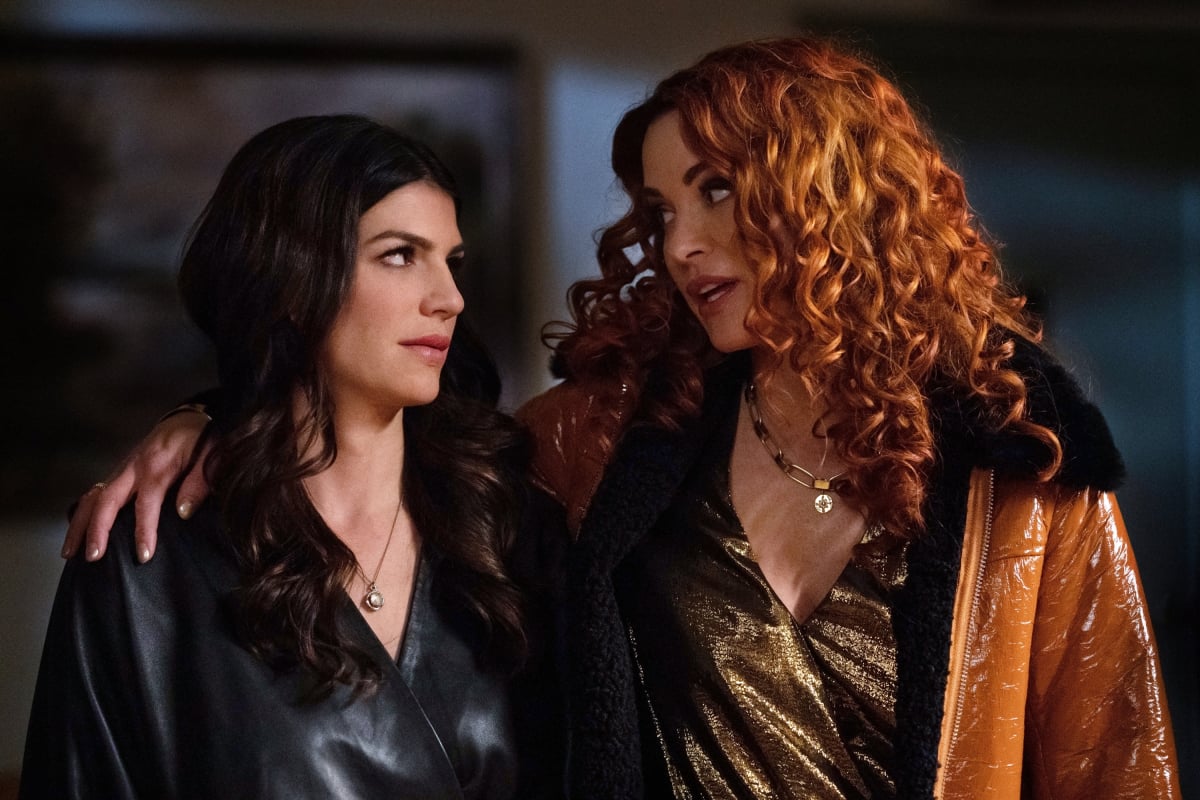 Supernatural -- "Destiny's Child" -- Image Number: SN1513b_0390b.jpg -- Pictured (L-R): Genevieve Padalecki as Ruby and Danneel Ackles as Jo -- Photo: Katie Yu/The CW -- © 2020 The CW Network, LLC. All Rights Reserved.