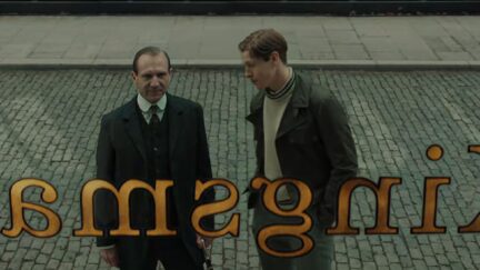 ralph fiennes, harris dickinson