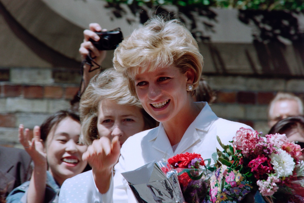 Diana, Princess of Wales, smiles as she meets wellwishers outside St Vincent's Hospice in Sydney on November 2, 1996, her last official engagement in Australia. Diana departs Sydney on November 3 after a four-day private visit. / AFP PHOTO / Torsten BLACKWOOD (Photo credit should read TORSTEN BLACKWOOD/AFP via Getty Images)