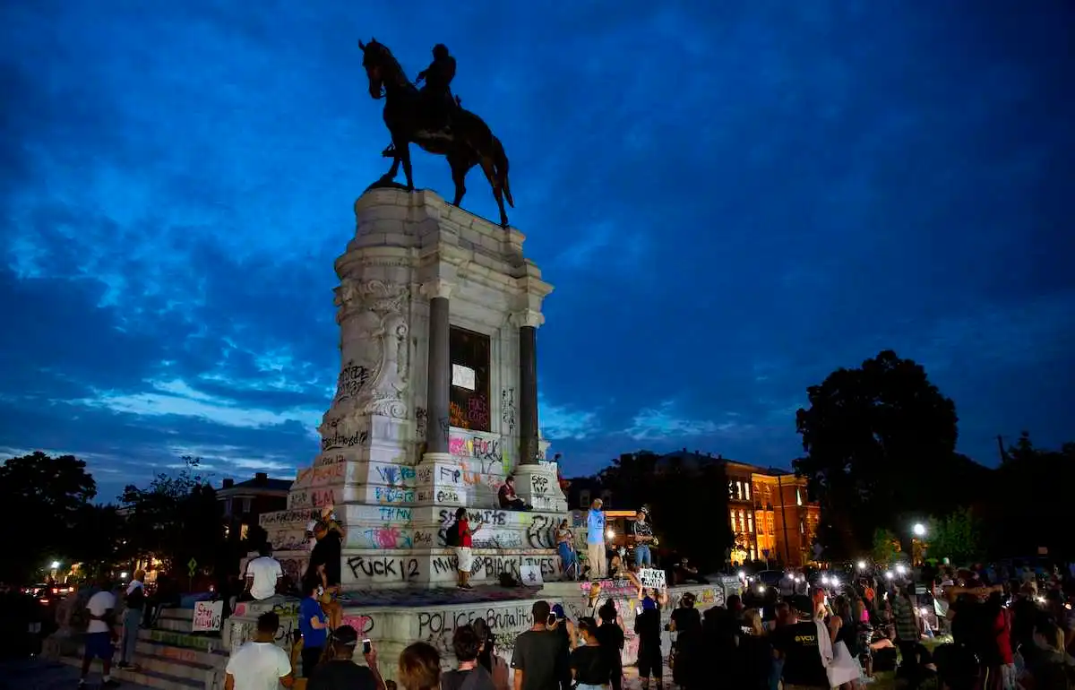 People gather around the Robert E. Lee statue on Monument Avenue in Richmond, Virginia