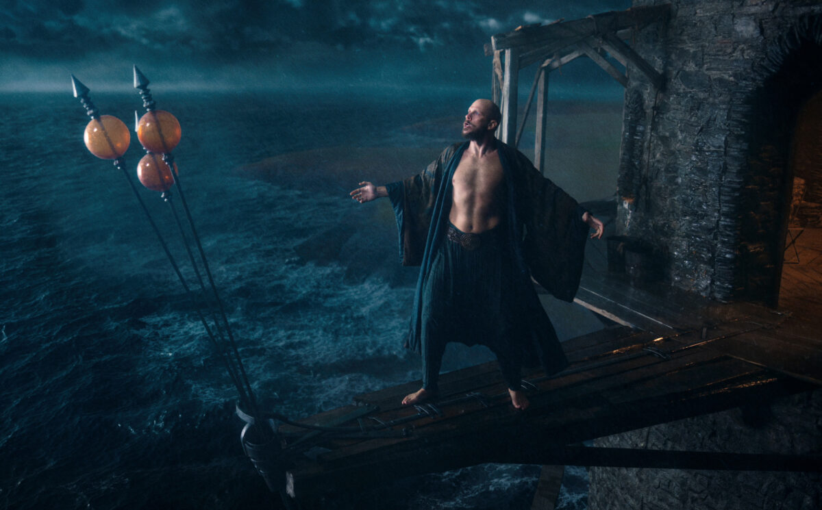 CURSED (L to R) GUSTAF SKARSGÅRD as MERLIN in episode 101 of CURSED Cr. COURTESY OF NETFLIX © 2020