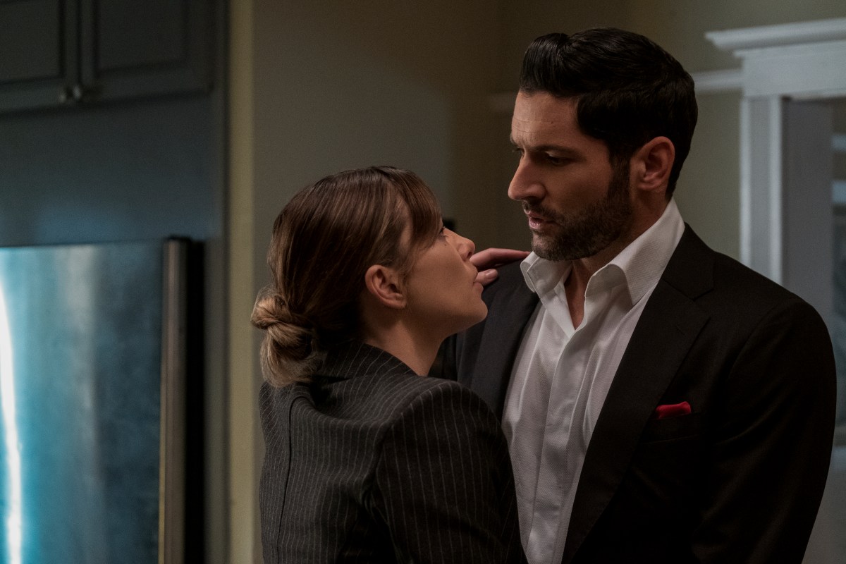 LUCIFER (L to R) LAUREN GERMAN as CHLOE DECKER and TOM ELLIS as LUCIFER MORNINGSTAR in episode 101 of LUCIFER Cr. JOHN P. FLEENOR/NETFLIX © 2020
