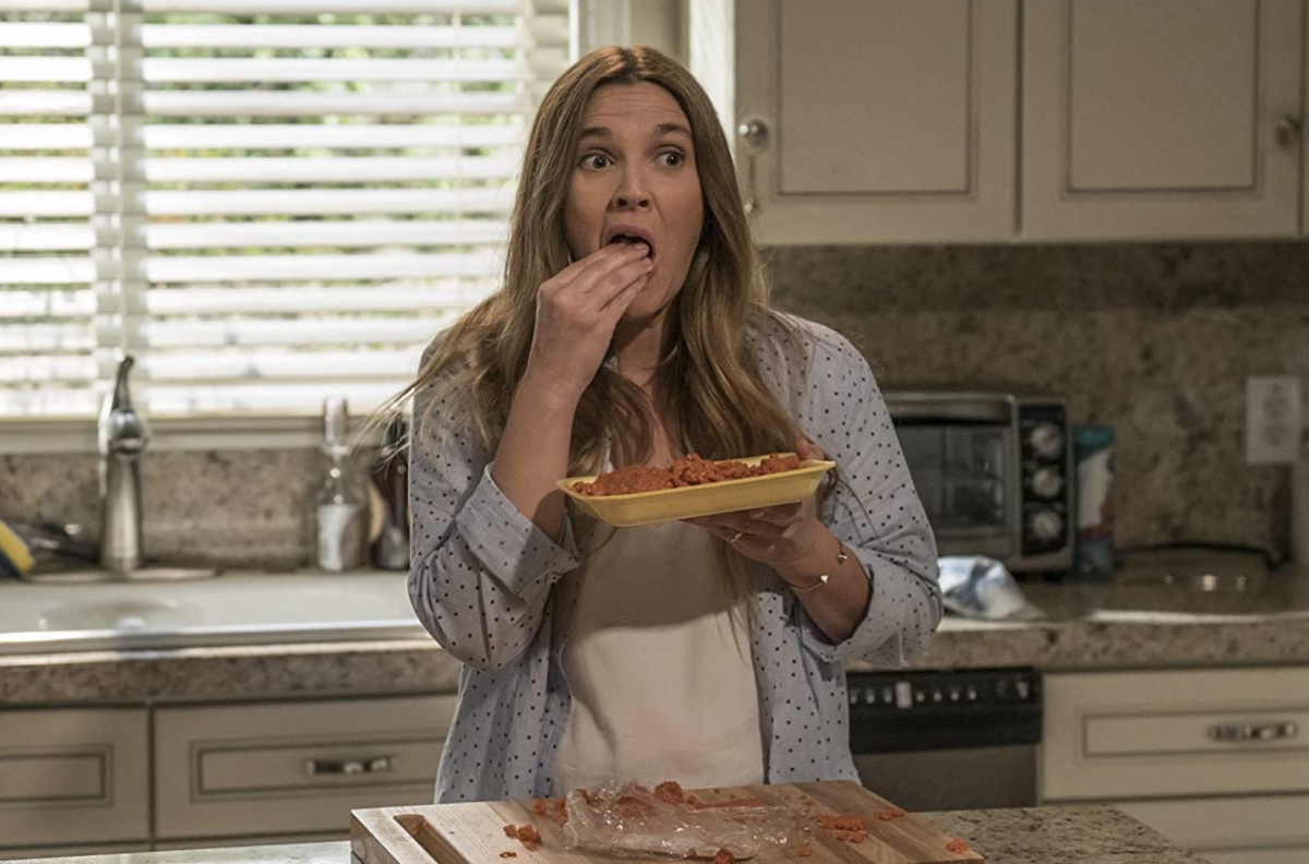 Drew Barrymore eats from a bowl with her hands in Santa Clarita Diet (2017)