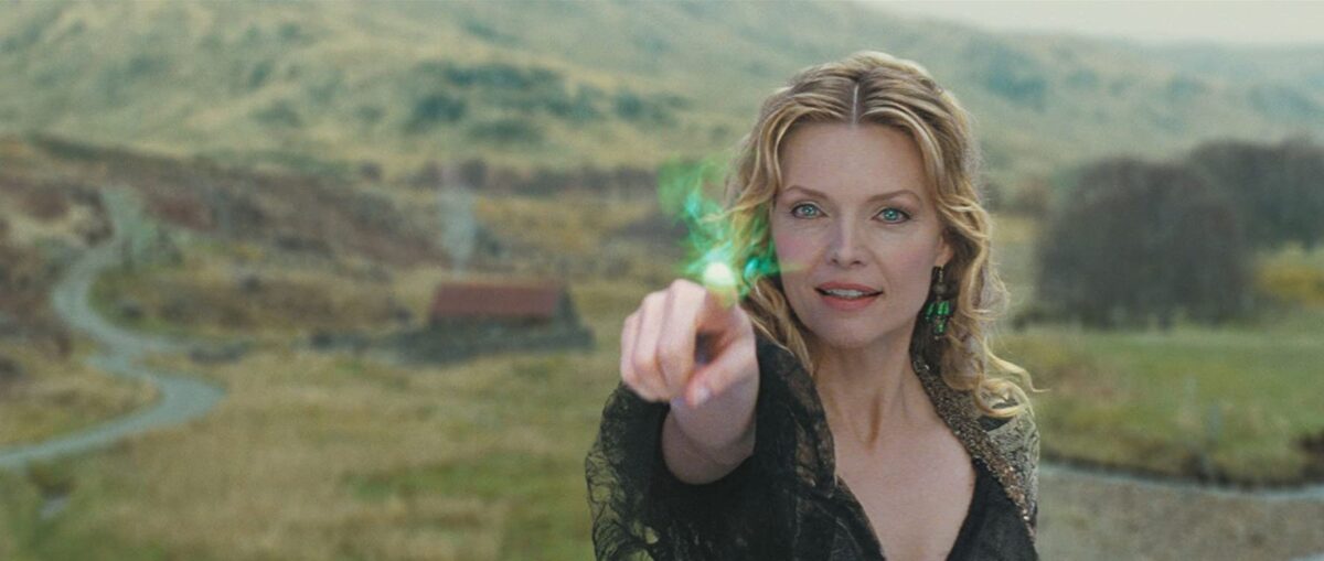 michelle pfeiffer casts a spell in Stardust