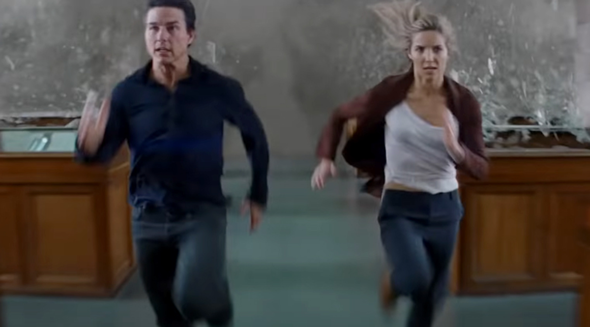 Tom Cruise and Annabelle Wallis running in the Mummy