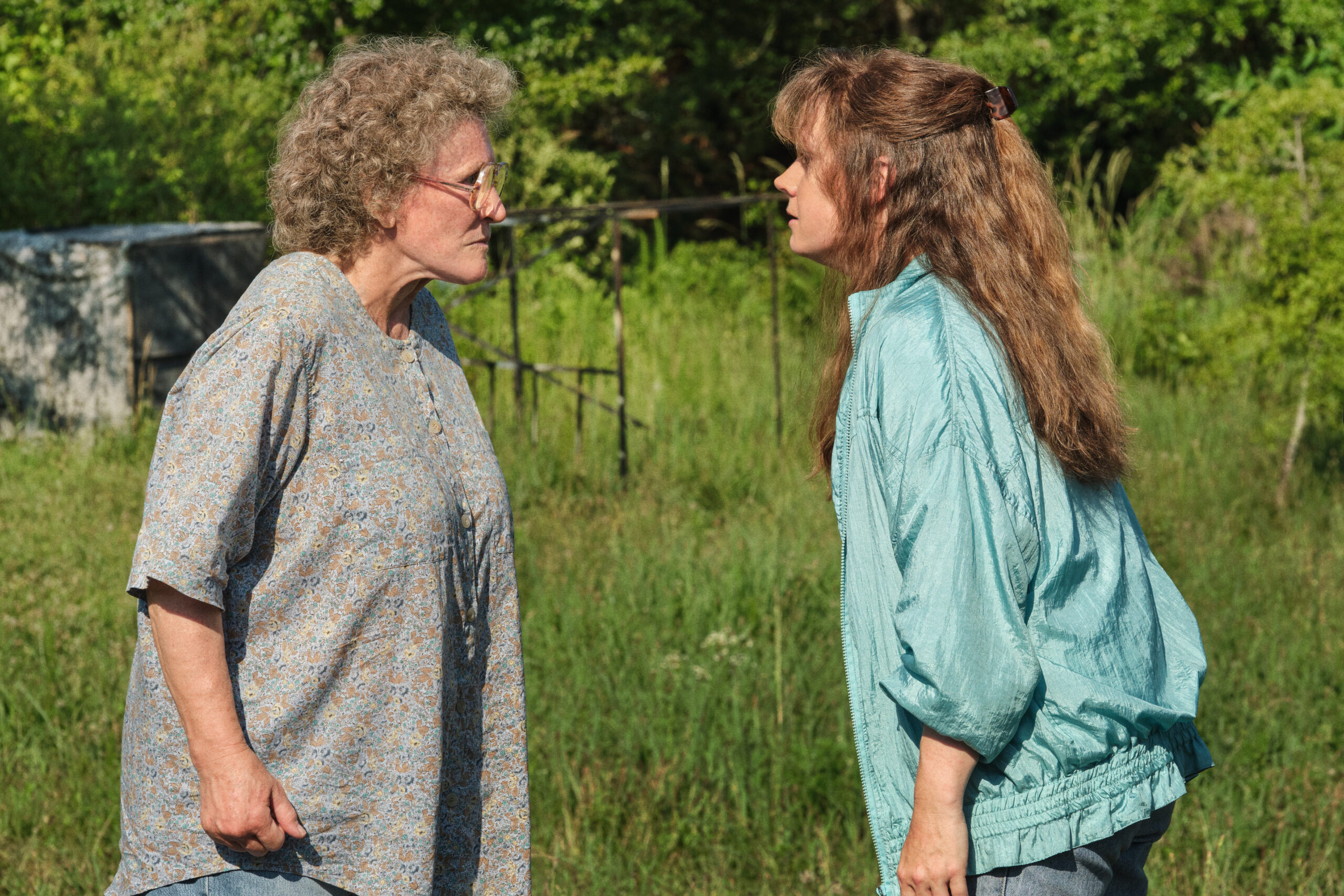 HILLBILLY ELEGY: (L to R) Glenn Close ("Mamaw”), Amy Adams (“Bev”). Photo Cr. Lacey Terrell/NETFLIX © 2020