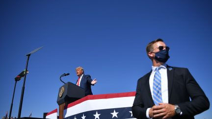 A US secret service agent stands guard as US President Donald Trump speaks during a rally at Prescott Regional Airport in Prescott, Arizona on October 19, 2020. - US President Donald Trump went after top government scientist Anthony Fauci in a call with campaign staffers on October 19, 2020, suggesting the hugely respected and popular doctor was an 