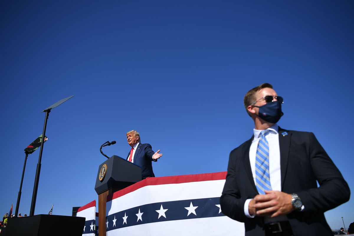 A US secret service agent stands guard as US President Donald Trump speaks during a rally at Prescott Regional Airport in Prescott, Arizona on October 19, 2020. - US President Donald Trump went after top government scientist Anthony Fauci in a call with campaign staffers on October 19, 2020, suggesting the hugely respected and popular doctor was an "idiot." (Photo by MANDEL NGAN / AFP) (Photo by MANDEL NGAN/AFP via Getty Images)