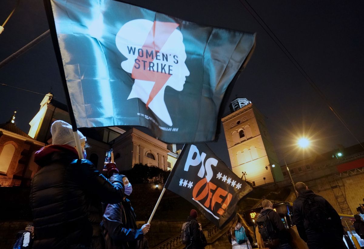 Demonstrators wave flags as they block a street during a protest against the tightening of Poland's already restrictive abortion law on November 2, 2020 in Warsaw. - Women in Poland hit the streets nationwide on November 2, the twelfth straight day of mass protests over a court ruling to impose a near-total abortion ban in Poland. (Photo by JANEK SKARZYNSKI / AFP) (Photo by JANEK SKARZYNSKI/AFP via Getty Images)