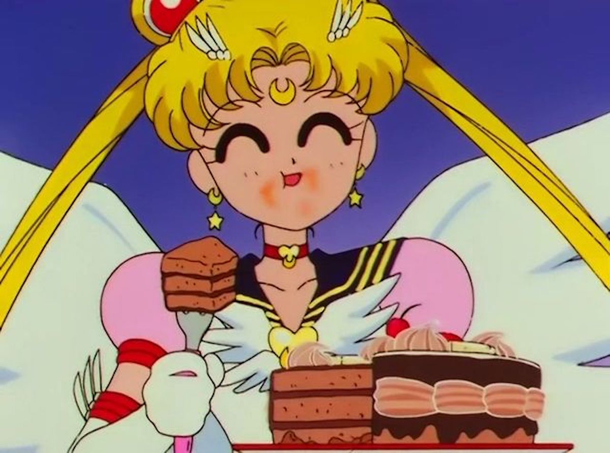 Sailor Moon mange un gâteau