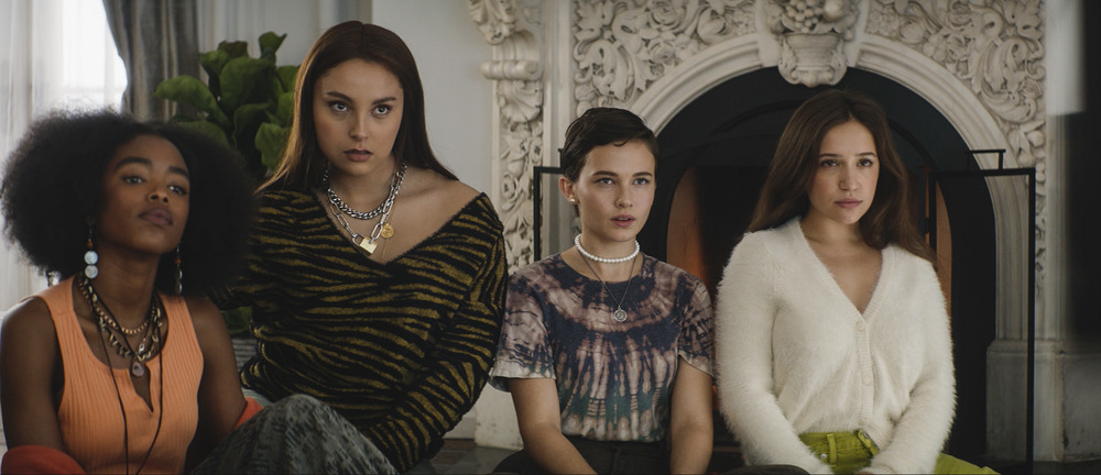 (l-r) Tabby (Lovie Simone), Lourdes (Zoey Luna), Lily (Cailee Spaeny), and Frankie (Gideon Adlon) deep in conversation in Columbia Pictures' THE CRAFT: LEGACY.