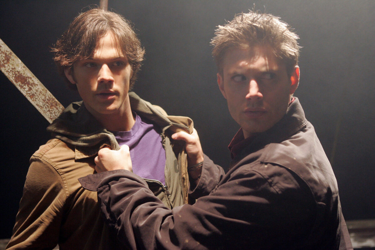 Supernatural "Pilot" Image # SN100-6733 Pictured (l-r): Jared Padelecki as Sam, Jensen Ackles as Dean Photo Credit: ÃÂ© The WB / Justin Lubin