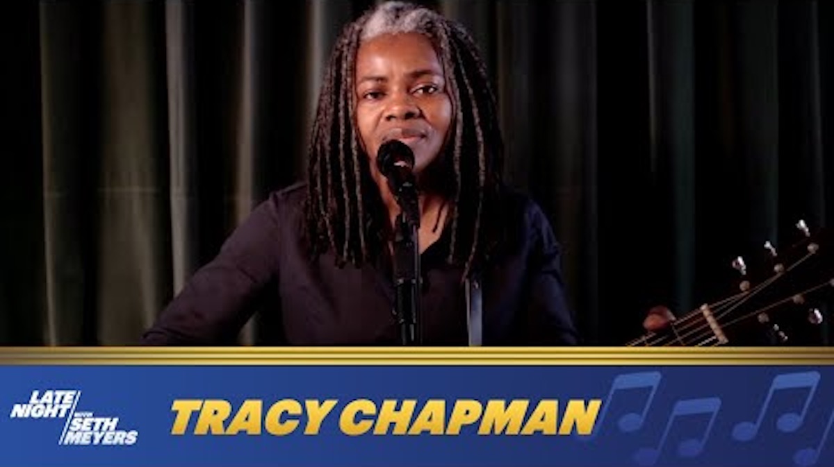 Tracy Chapman on Late Night With Seth Meyers sings 'Talking Bout a Revolution'