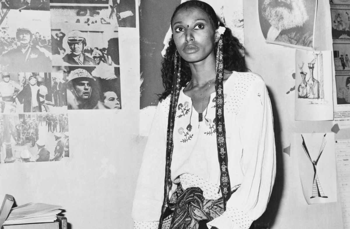 American model and actress Donyale Luna (1945 – 1979) in Italy, 1973. On the wall behind her are pictures of Mahatma Gandhi and Karl Marx. (Photo by Keystone/Hulton Archive/Getty Images)