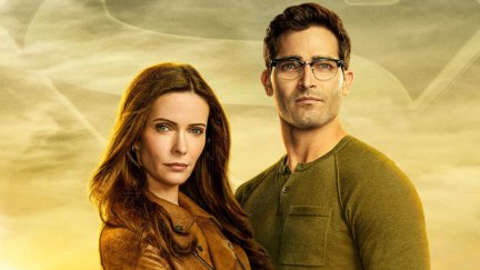 Superman & Lois -- Image Number: SML_PR_2Shot_8x12.jpg -- Pictured (L-R): Bitsie Tulloch as Lois Lane and Tyler Hoechlin as Clark Kent -- Photo: Nino Muñoz/The CW -- © 2020 The CW Network, LLC. All Rights Reserved.