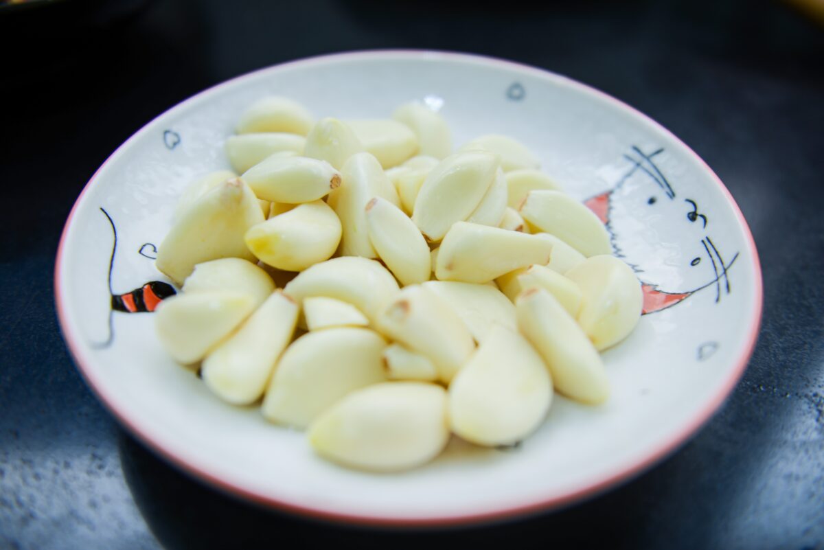 peeled cloves of garlic