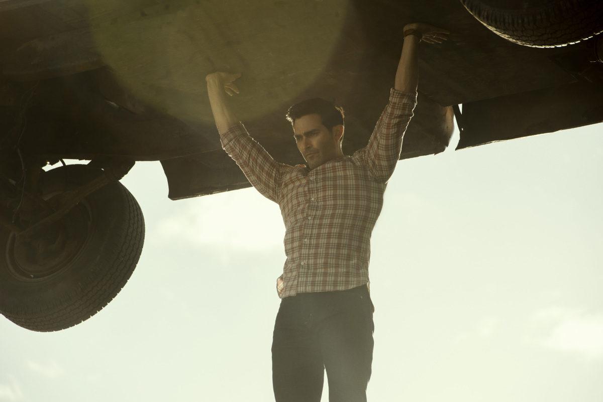Superman & Lois -- "Pilot" -- Image Number: SML101a_0393r2.jpg -- Pictured: Tyler Hoechlin as Clark Kent -- Photo: Dean Buscher/The CW -- © 2021 The CW Network, LLC. All Rights Reserved.