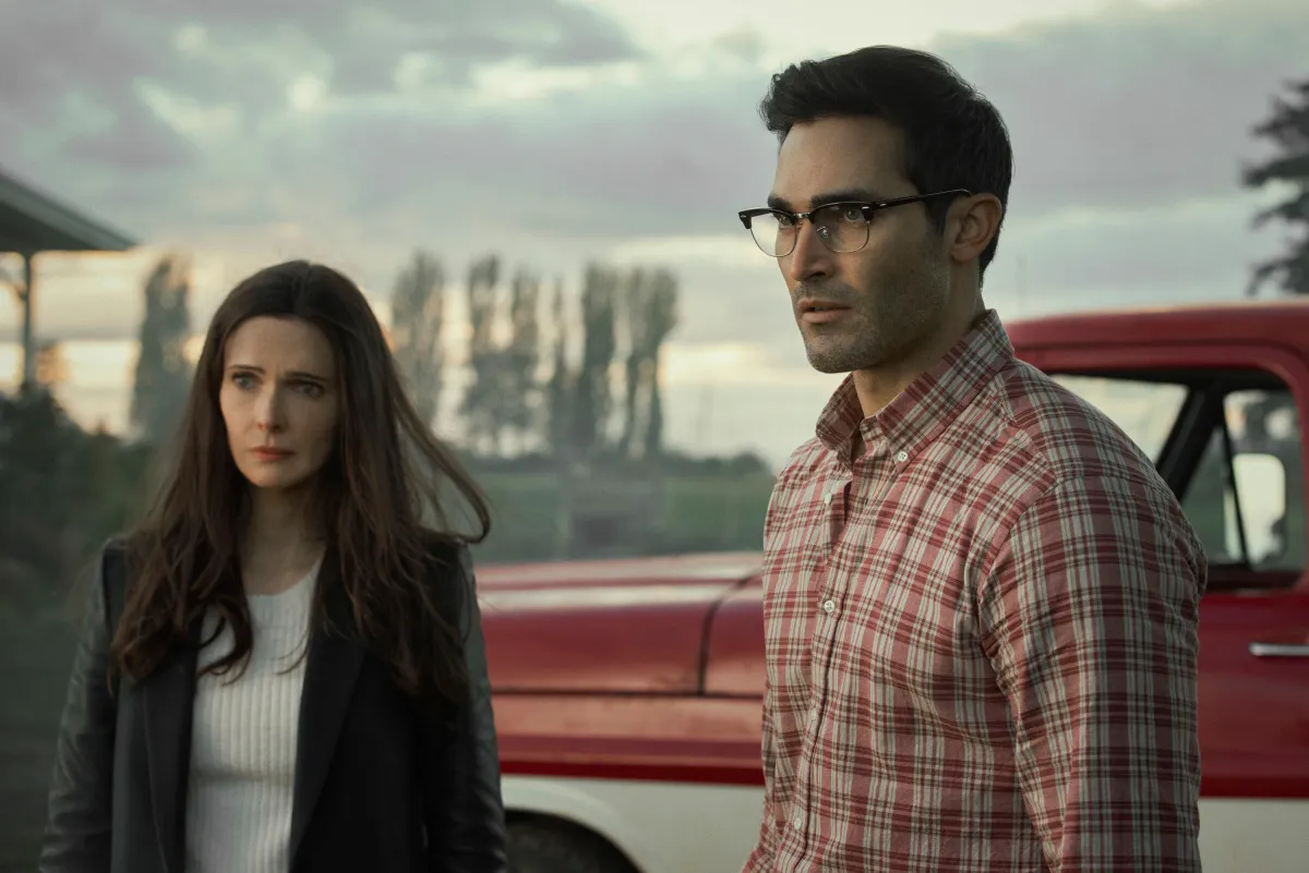 Superman & Lois -- "Pilot" -- Image Number: SML101a_0435r2.jpg -- Pictured (L-R): Bitsie Tulloch as Lois Lane and Tyler Hoechlin as Clark Kent -- Photo: Dean Buscher/The CW -- © 2021 The CW Network, LLC. All Rights Reserved.