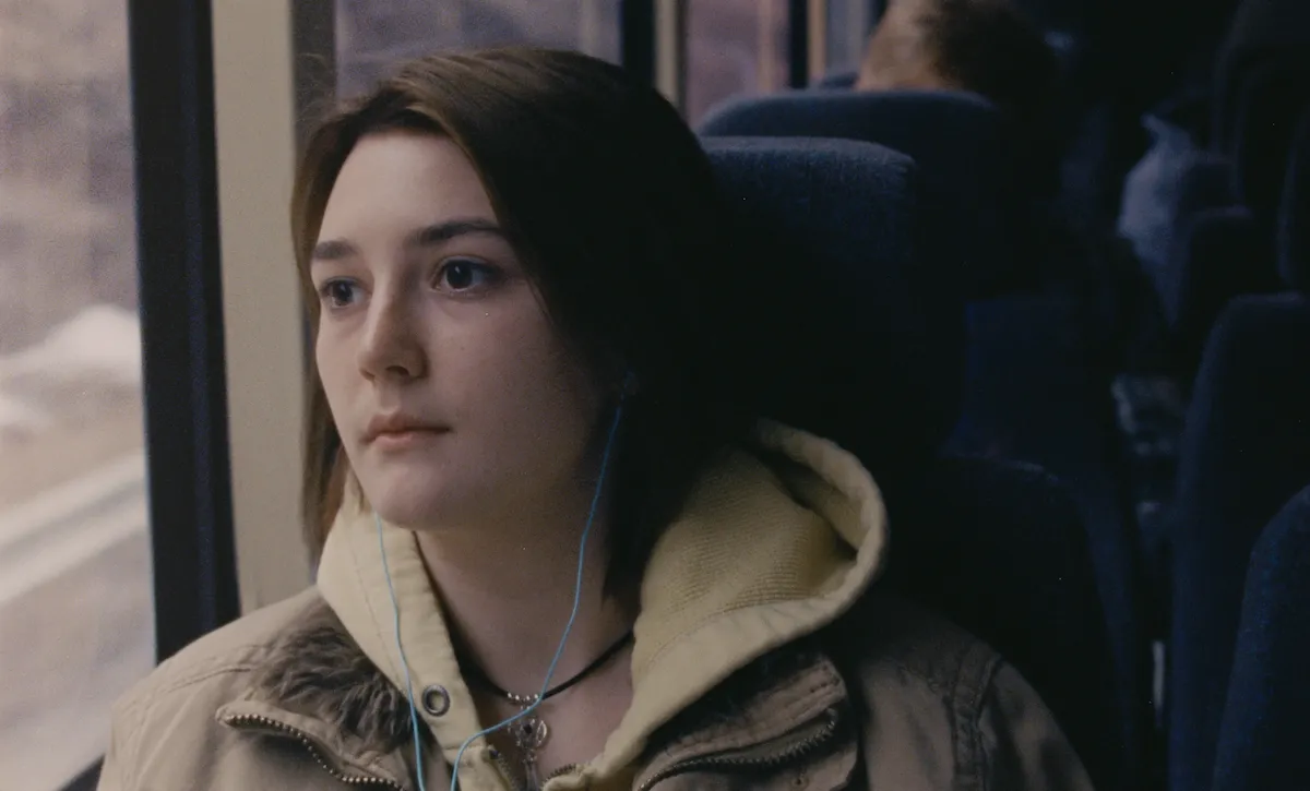 Sidney Flanigan as Autumn in NEVER RARELY SOMETIMES ALWAYS, sits on a bus staring out the window.