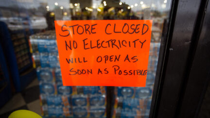 A handwritten sign states that a Fiesta Mart is closed because of a power outage in Austin, Texas