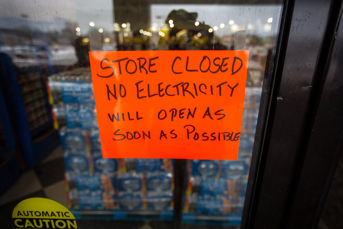 A handwritten sign states that a Fiesta Mart is closed because of a power outage in Austin, Texas
