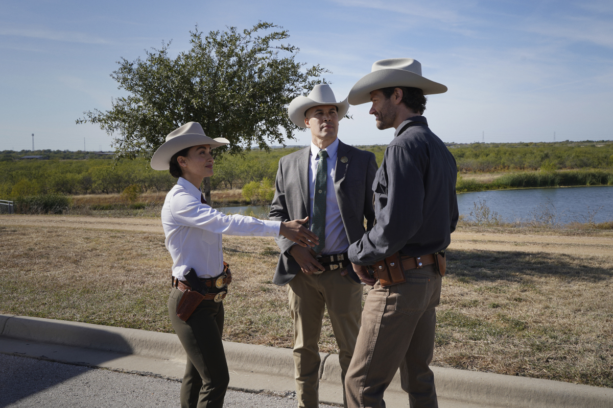 Walker -- “Pilot” -- Image Number: WLK101d_0125r -- Pictured (L-R): Lindsey Morgan as Micki Ramirez, Coby Bell as Captain Larry James and Jared Padalecki as Cordell Walker -- Photo: Rebecca Brenneman/The CW -- © 2020 The CW Network, LLC. All Rights Reserved.