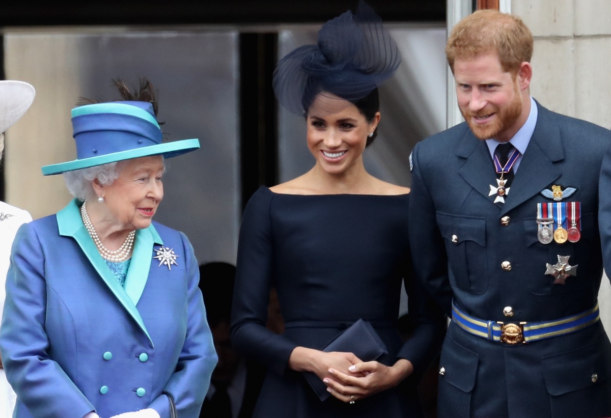 Members Of The Royal Family Attend Events To Mark The Centenary Of The RAF LONDON, ENGLAND - JULY 10: (L-R) Queen Elizabeth II, Meghan, Duchess of Sussex, Prince Harry, Duke of Sussex watch the RAF flypast on the balcony of Buckingham Palace, as members of the Royal Family attend events to mark the centenary of the RAF on July 10, 2018 in London, England. (Photo by Chris Jackson/Getty Images)