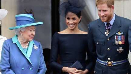 Members Of The Royal Family Attend Events To Mark The Centenary Of The RAF LONDON, ENGLAND - JULY 10: (L-R) Queen Elizabeth II, Meghan, Duchess of Sussex, Prince Harry, Duke of Sussex watch the RAF flypast on the balcony of Buckingham Palace, as members of the Royal Family attend events to mark the centenary of the RAF on July 10, 2018 in London, England. (Photo by Chris Jackson/Getty Images)